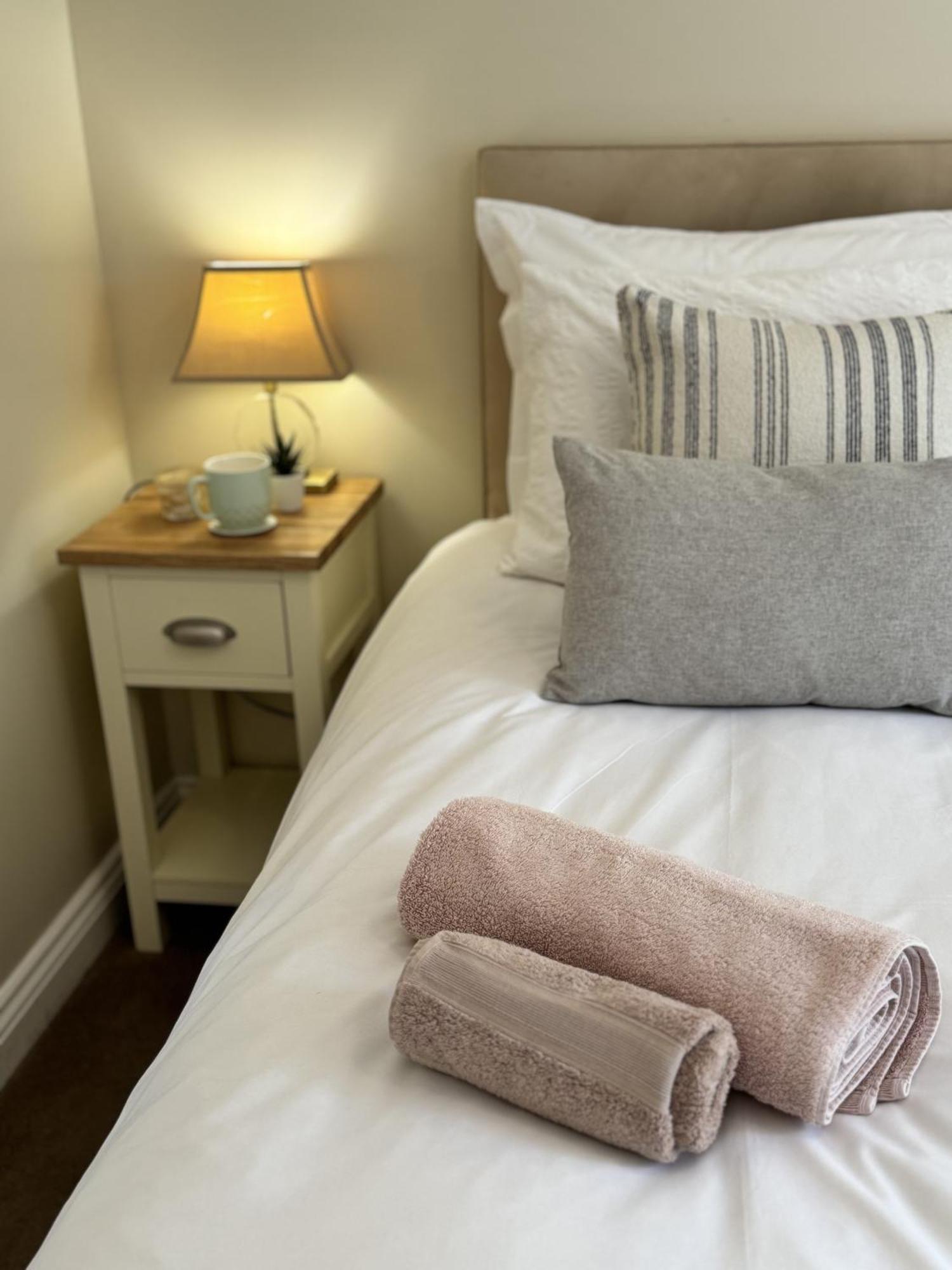 'Bramley Fall Cottage' ' On Site Ev Point - Attached Cottage,3 Separate Bedrooms -1 On Ground Level, Sleeps 6, 2 Bathrooms, Sandy Wittering Beach 8Min Drive, Rural Location, Child Friendly, Small Breed Dog Friendly, Private Parking Чичестер Экстерьер фото
